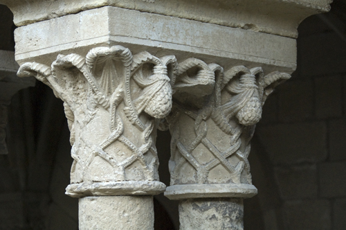Capitel con piñas y cordones claustro de Vallbona